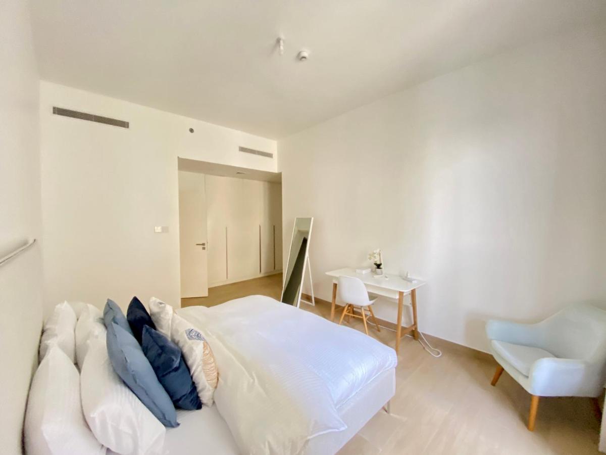 LC22 - Elegant 1BR with beach access in La Cote Building