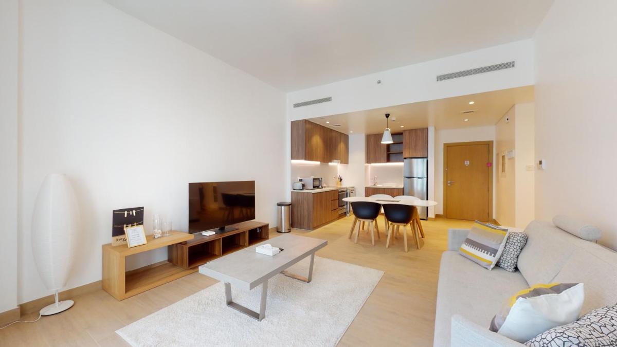 LC22 - Elegant 1BR with beach access in La Cote Building