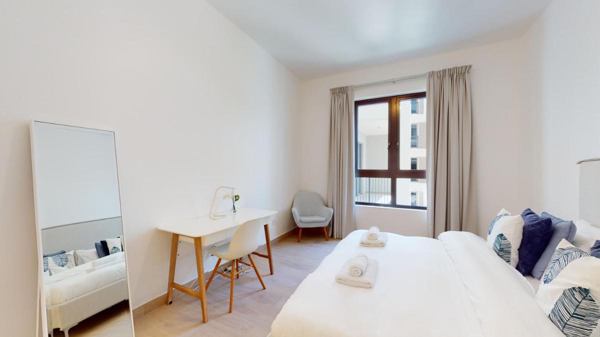LC22 - Elegant 1BR with beach access in La Cote Building