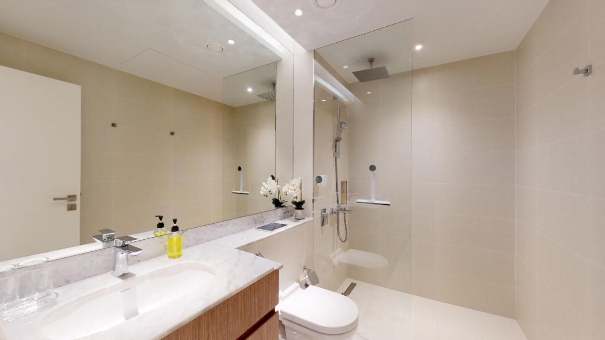 LC22 - Elegant 1BR with beach access in La Cote Building