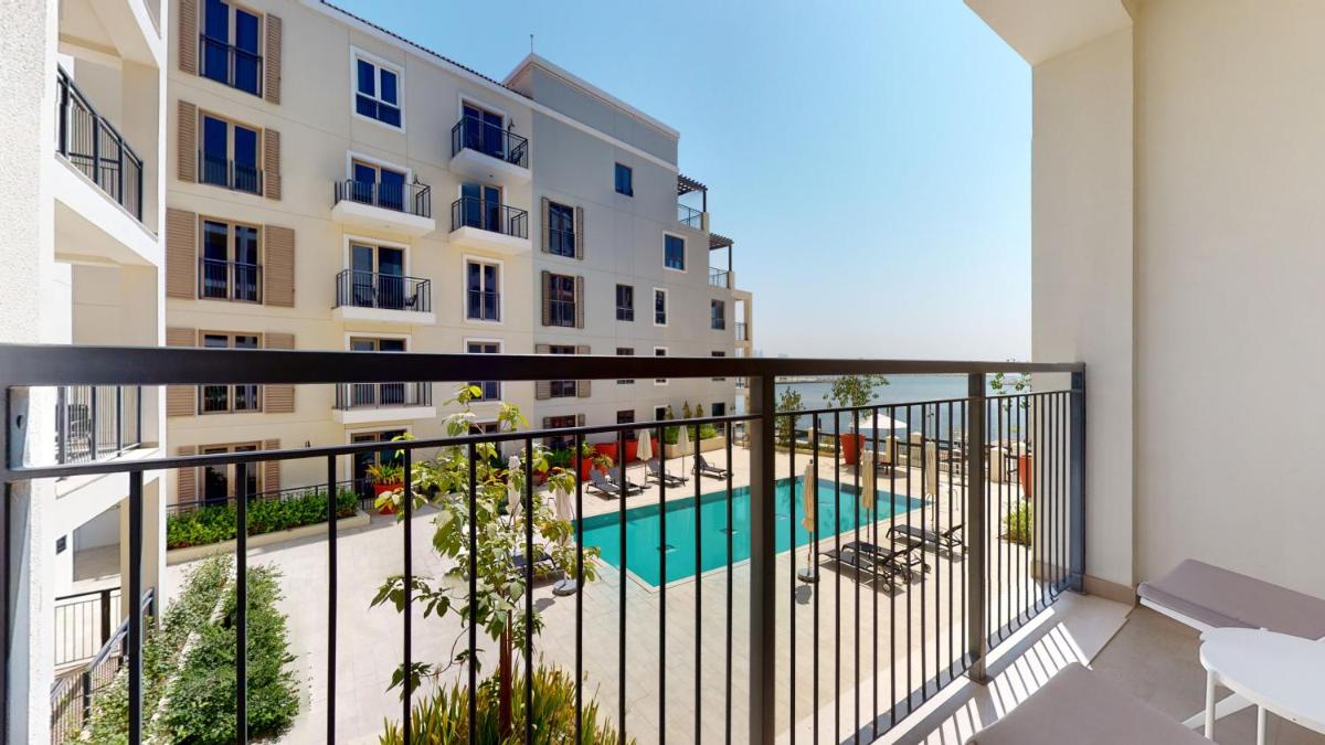 LC22 - Elegant 1BR with beach access in La Cote Building