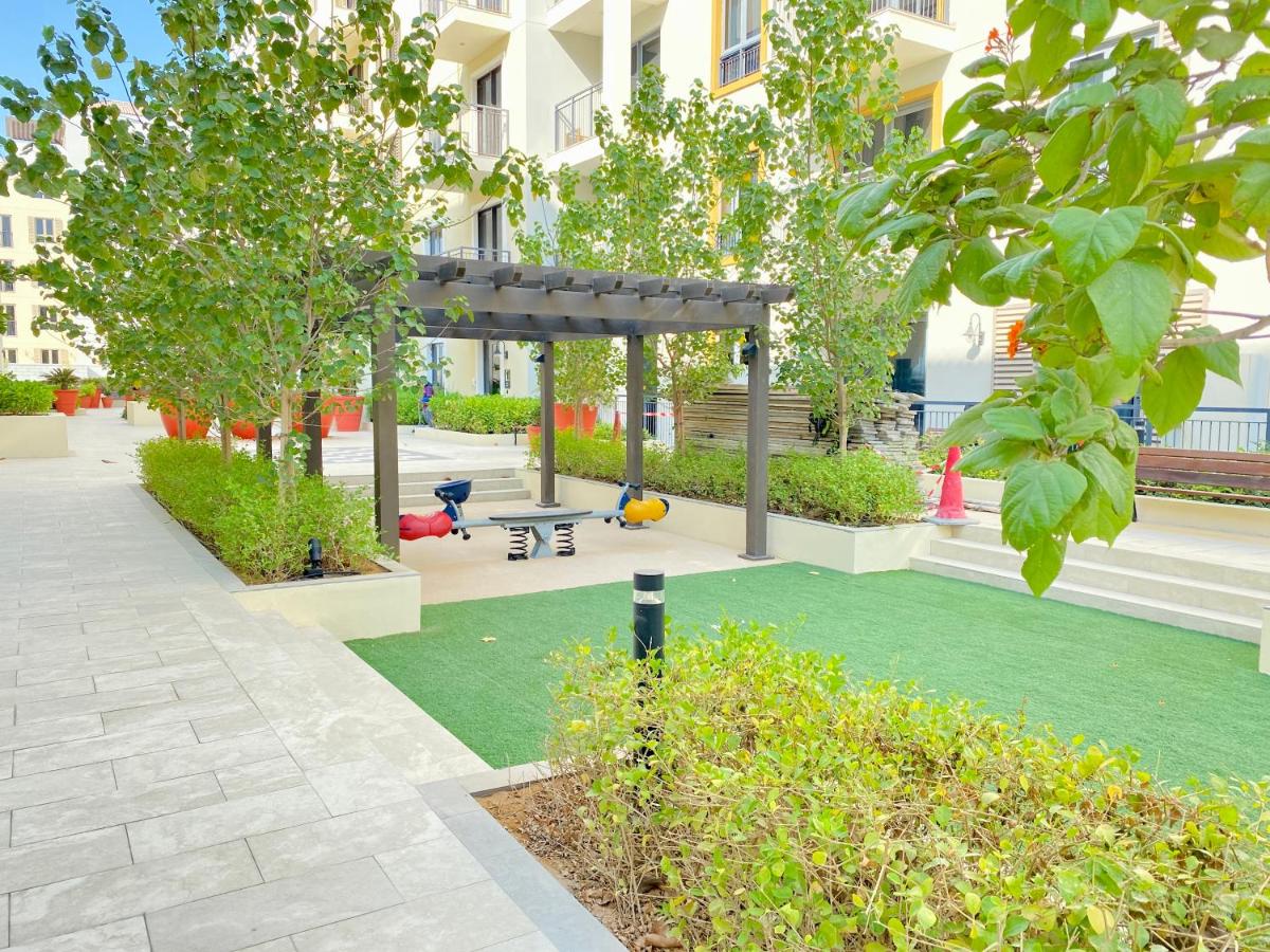 LC22 - Elegant 1BR with beach access in La Cote Building