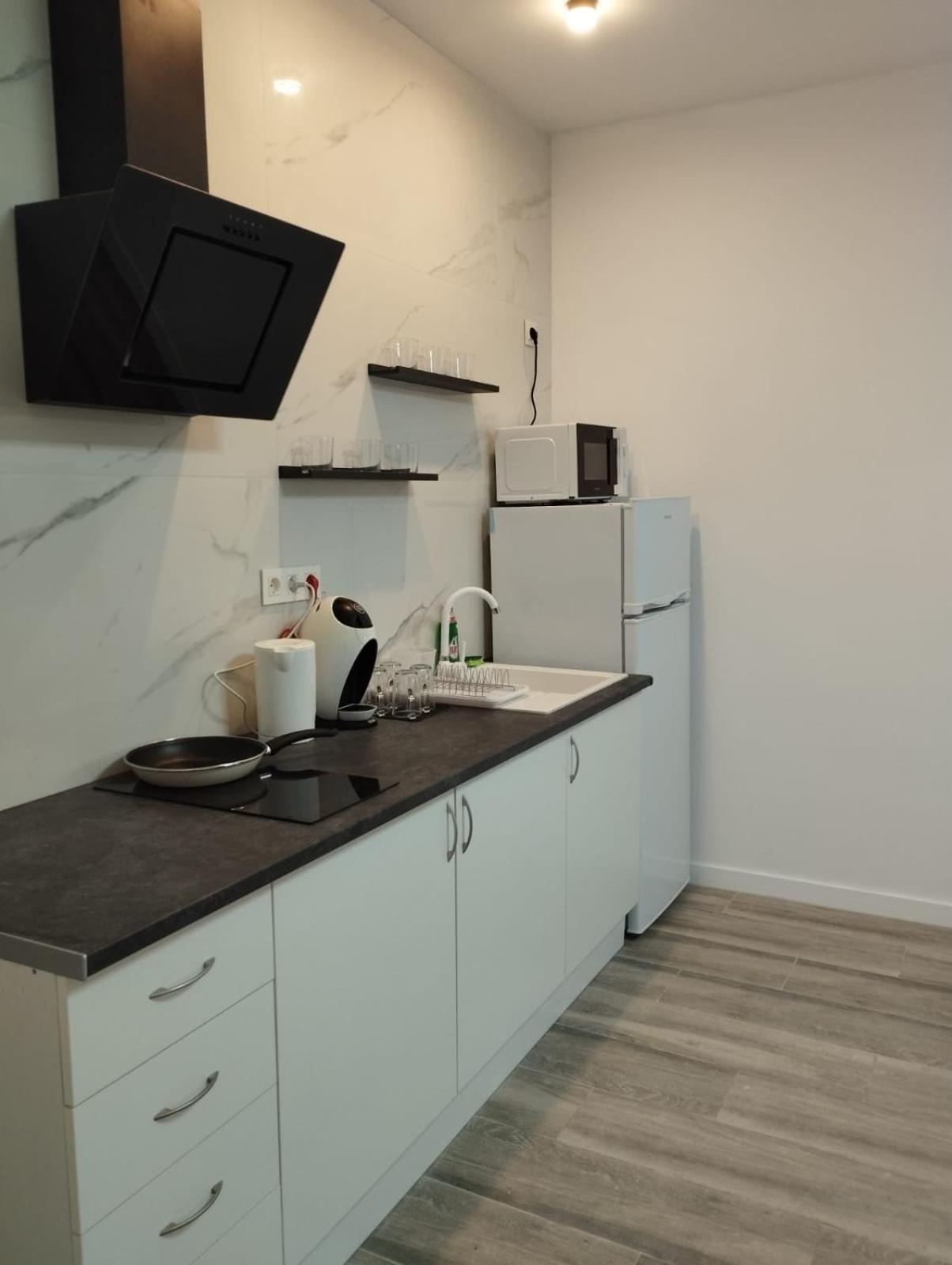 Apartamento blanco y negro en el centro