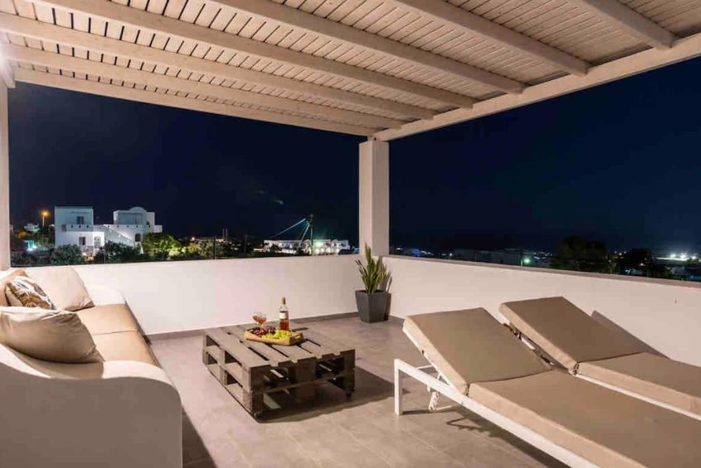 In the heart of Fira & free pool - Nychteri suite photo 2