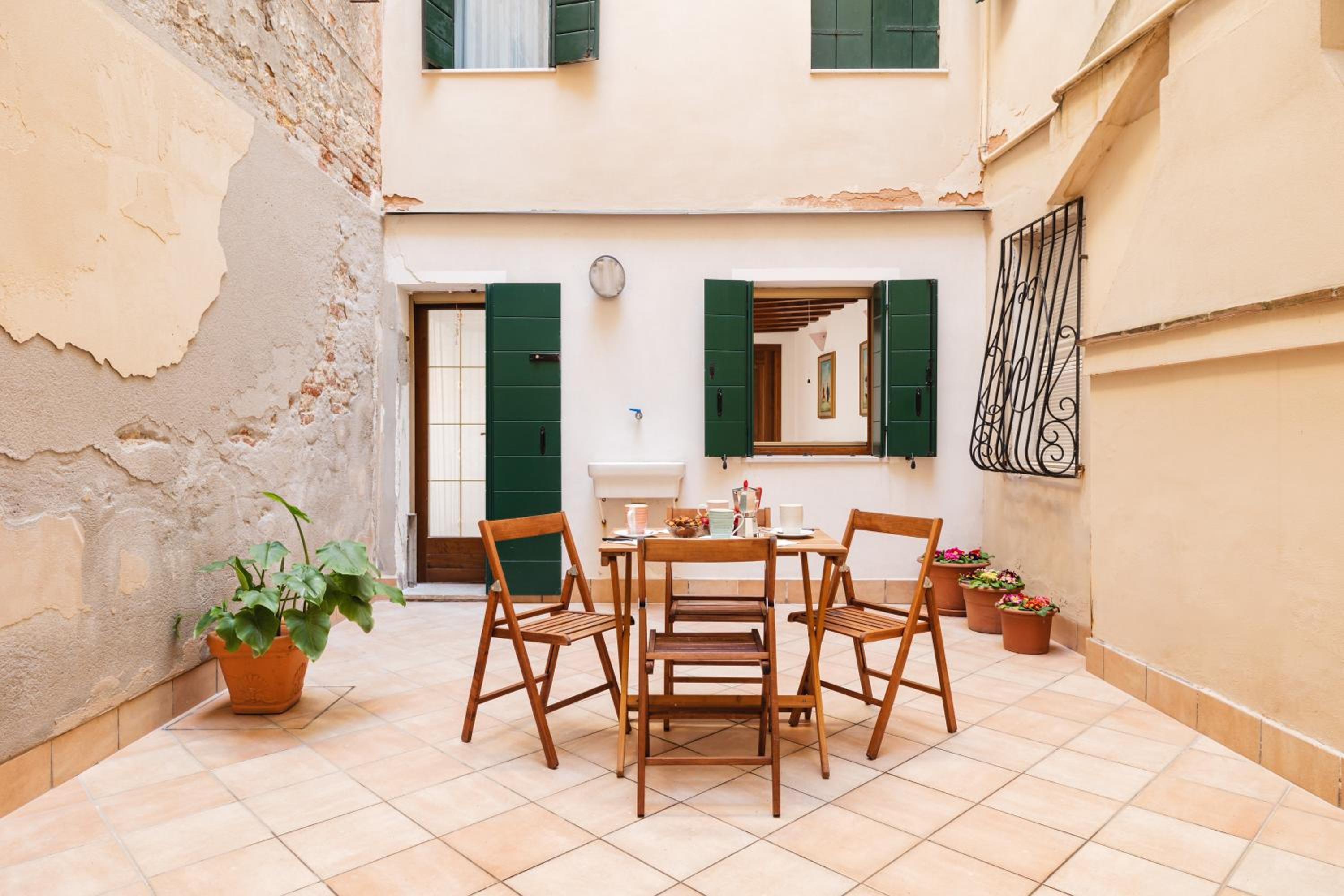 Ca Giardini Apartments in Biennale by Bricola Apartments