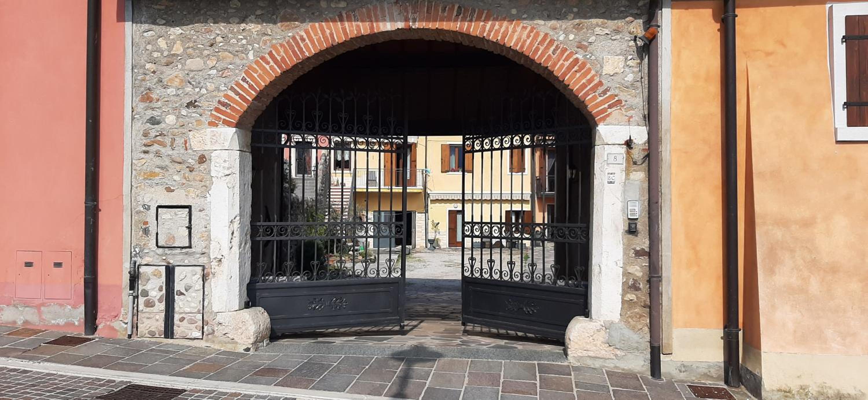 Al BORGO costermano sul garda via pertica 8A photo 1