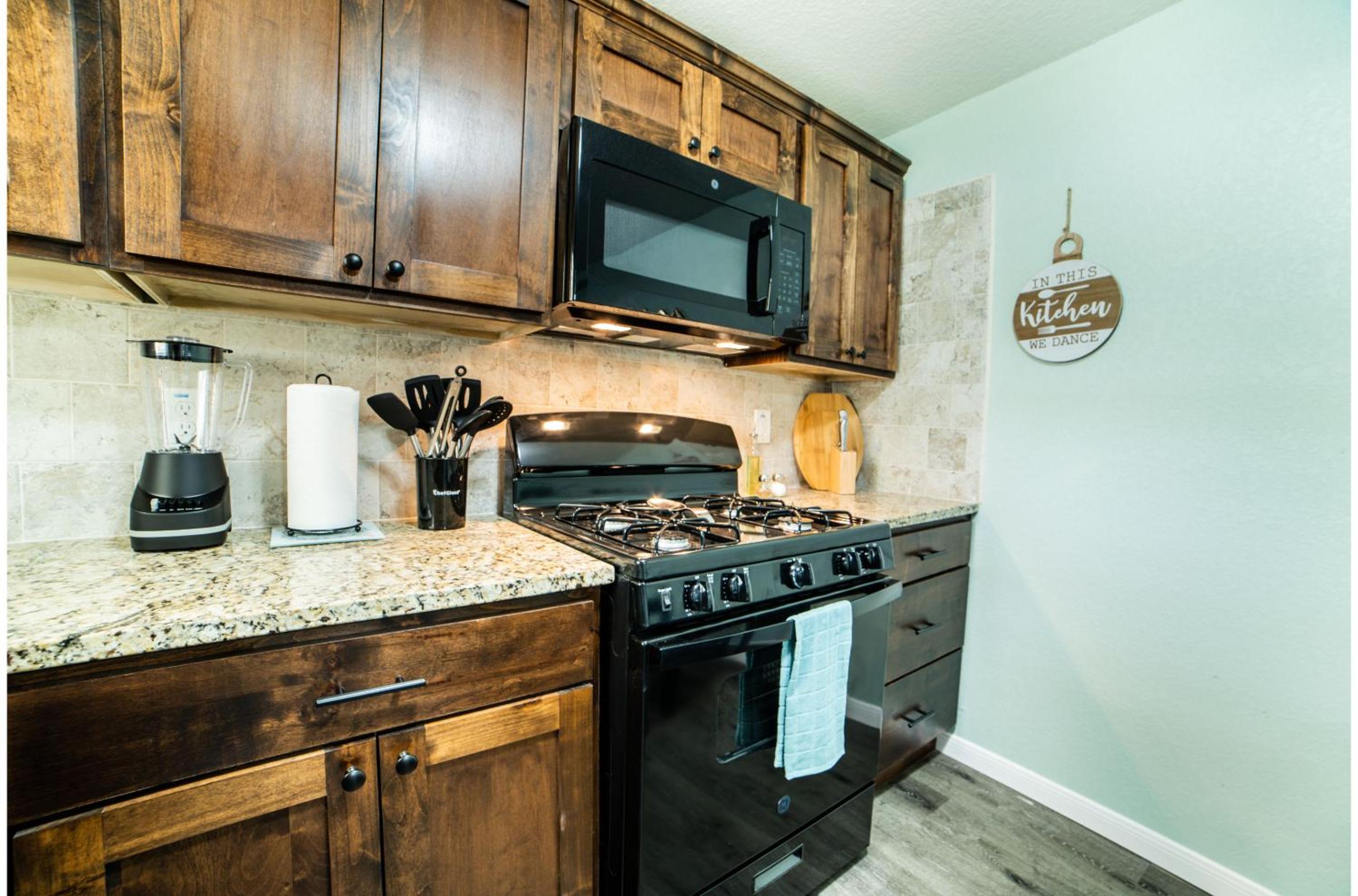 Fascinating 1BR1 BA Near Festive DT and Riverwalk view 5