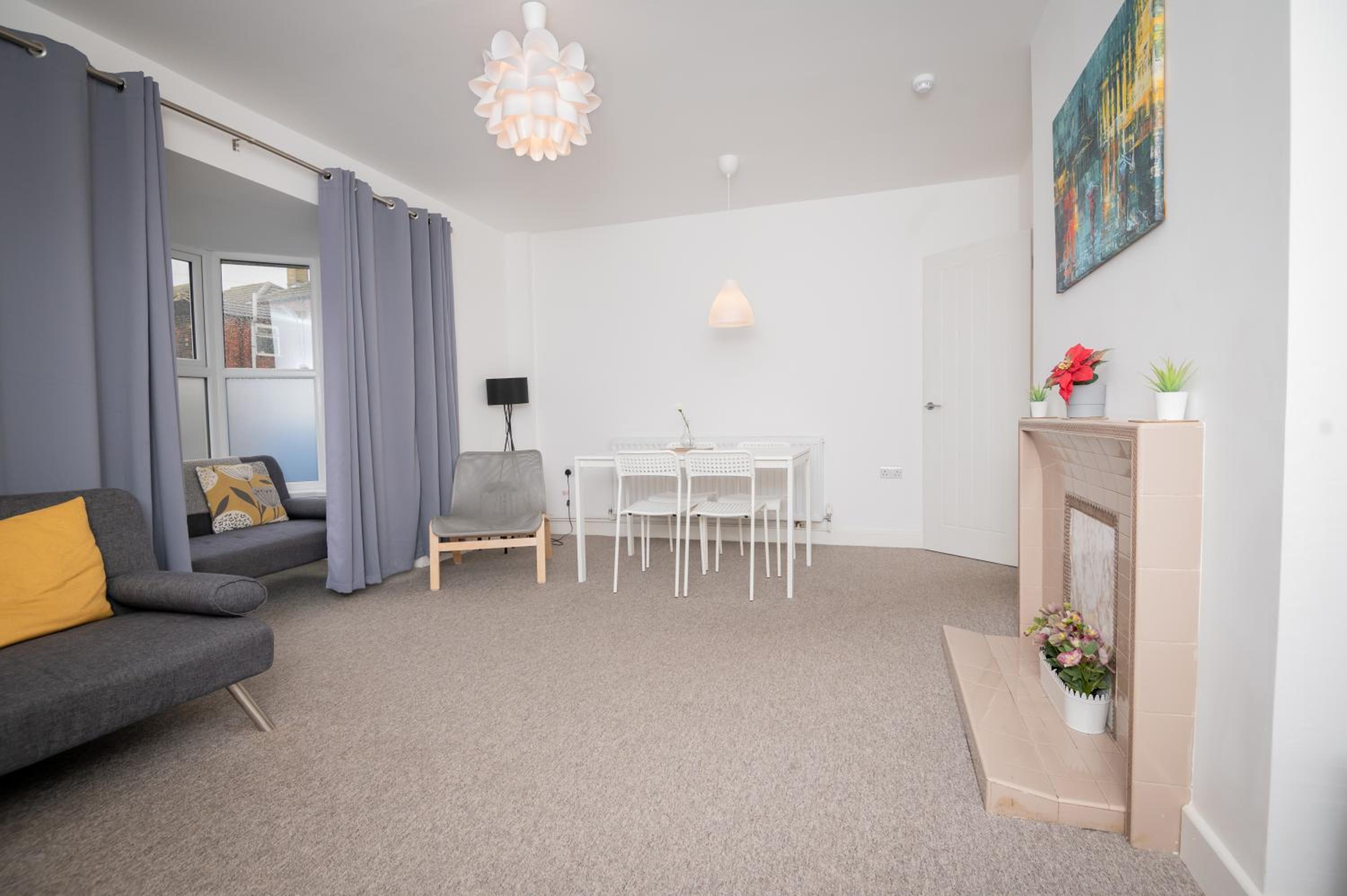 Immaculate Apartment meters from the beach Parking Available view 4
