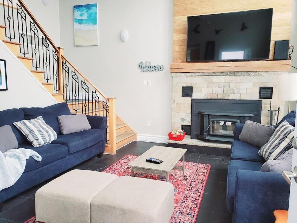 Executive-BBQ-Full-Kitchen-Washer-Dryer-Sauna-Backyard-Parking-Air-Conditioning