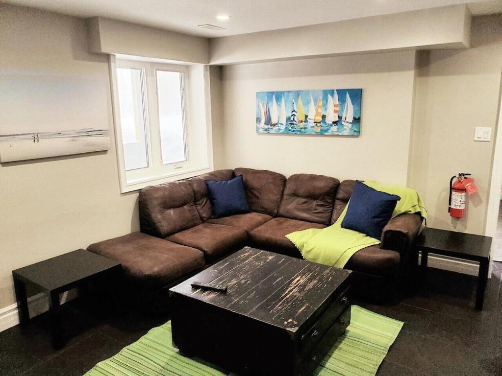 Executive-BBQ-Full-Kitchen-Washer-Dryer-Sauna-Backyard-Parking-Air-Conditioning