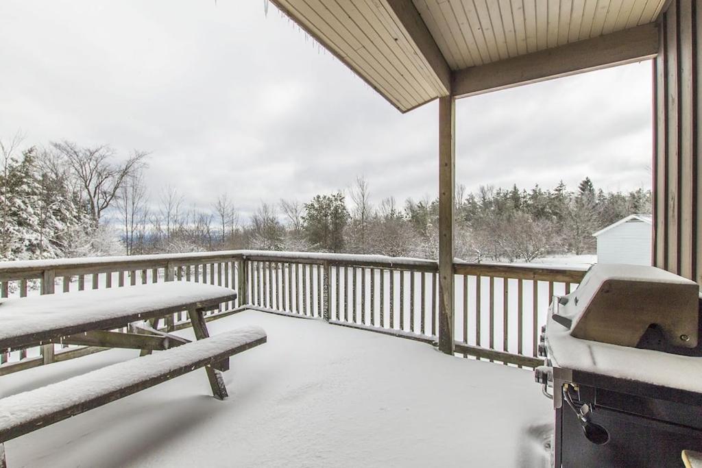 Executive-BBQ-Full-Kitchen-Washer-Dryer-Sauna-Backyard-Parking-Air-Conditioning