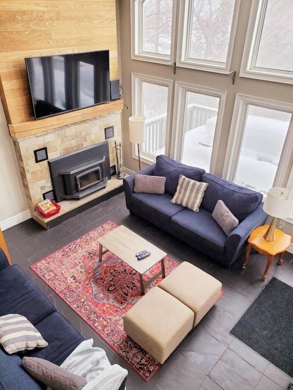 Executive-BBQ-Full-Kitchen-Washer-Dryer-Sauna-Backyard-Parking-Air-Conditioning
