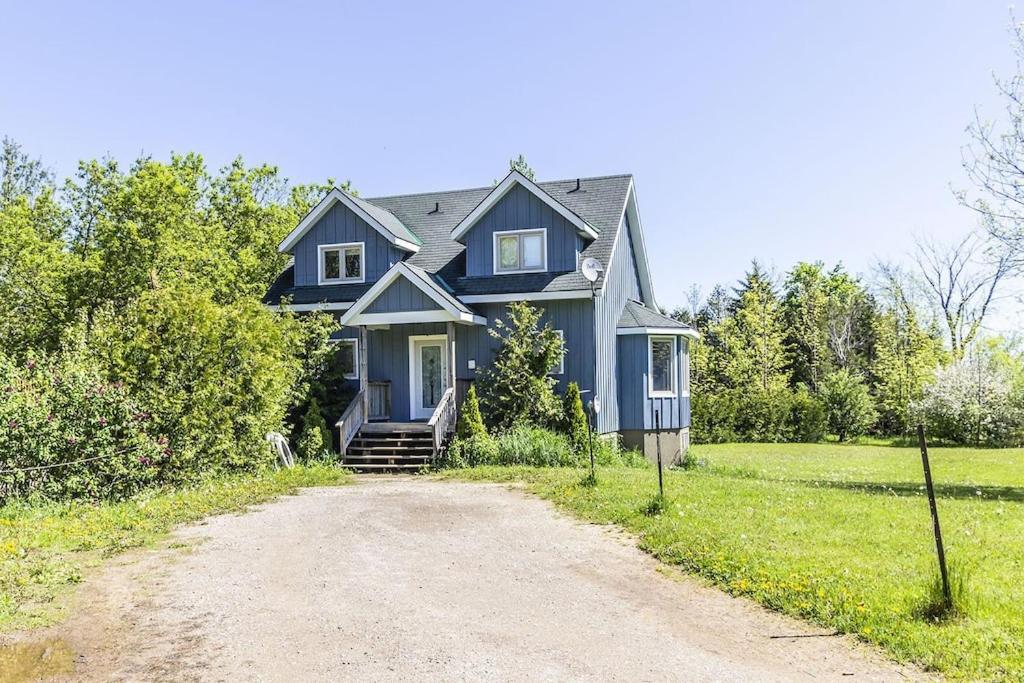 Executive-BBQ-Full-Kitchen-Washer-Dryer-Sauna-Backyard-Parking-Air-Conditioning