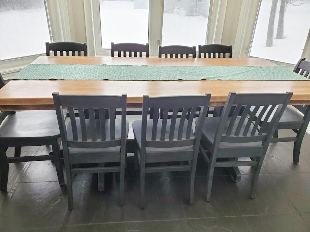 Executive-BBQ-Full-Kitchen-Washer-Dryer-Sauna-Backyard-Parking-Air-Conditioning