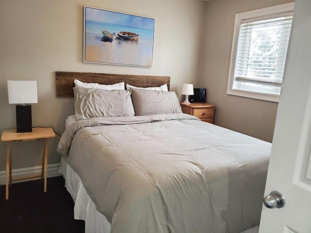 Executive-BBQ-Full-Kitchen-Washer-Dryer-Sauna-Backyard-Parking-Air-Conditioning