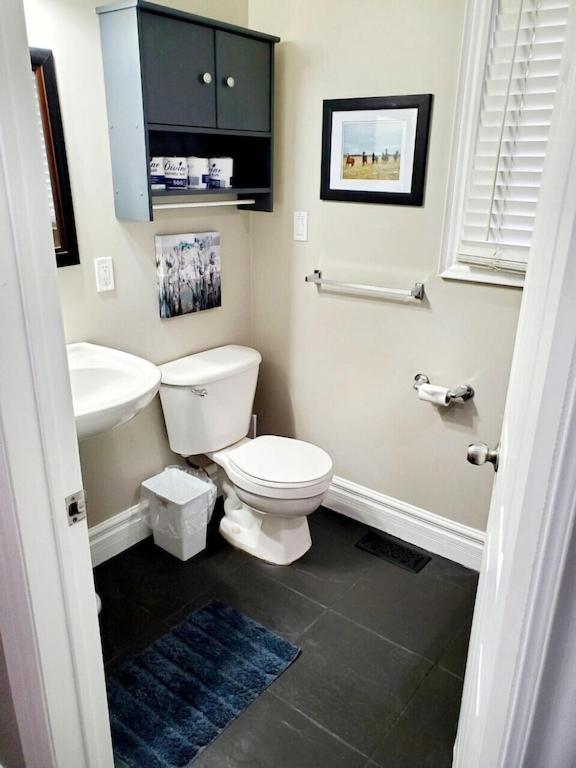 Executive-BBQ-Full-Kitchen-Washer-Dryer-Sauna-Backyard-Parking-Air-Conditioning