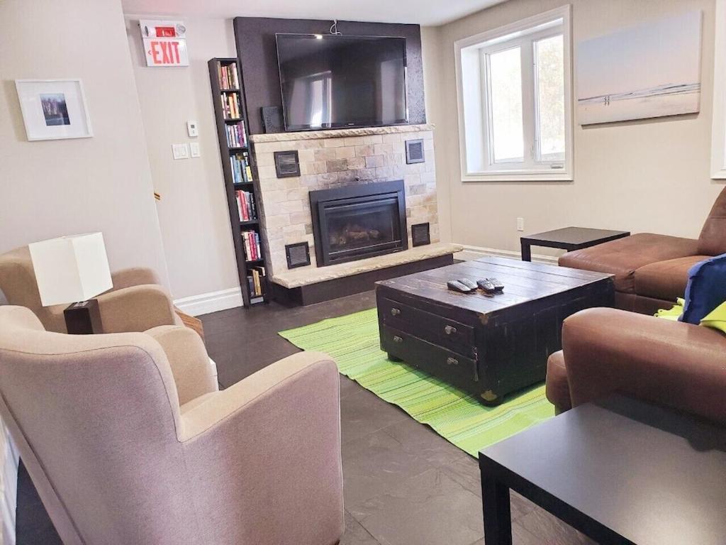 Executive-BBQ-Full-Kitchen-Washer-Dryer-Sauna-Backyard-Parking-Air-Conditioning