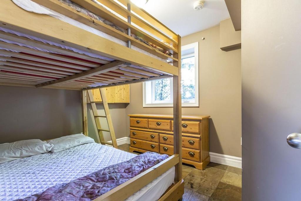 Executive-BBQ-Full-Kitchen-Washer-Dryer-Sauna-Backyard-Parking-Air-Conditioning