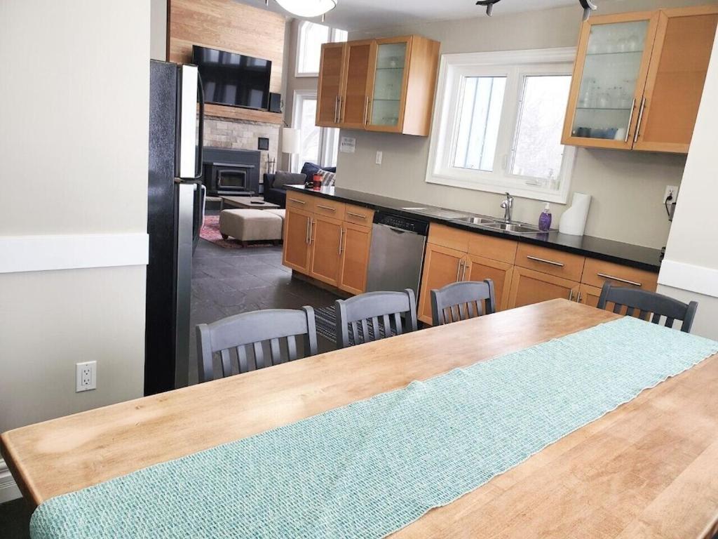 Executive-BBQ-Full-Kitchen-Washer-Dryer-Sauna-Backyard-Parking-Air-Conditioning