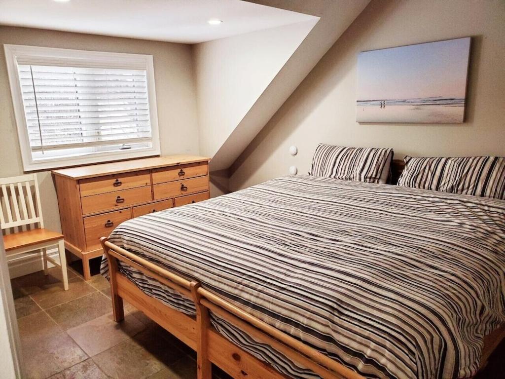 Executive-BBQ-Full-Kitchen-Washer-Dryer-Sauna-Backyard-Parking-Air-Conditioning
