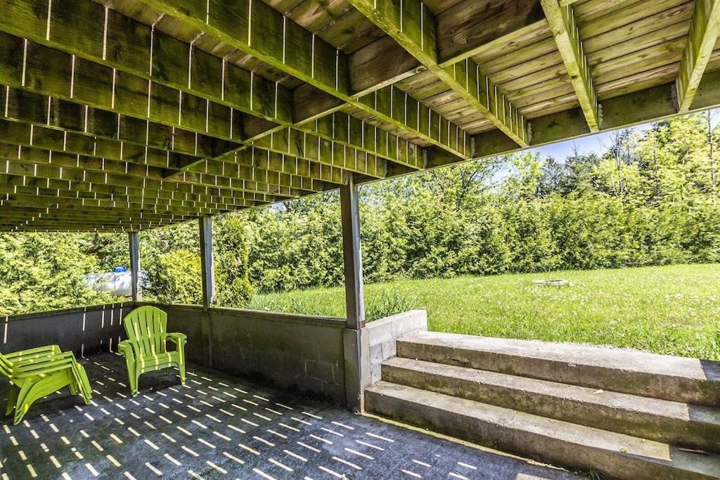 Executive-BBQ-Full-Kitchen-Washer-Dryer-Sauna-Backyard-Parking-Air-Conditioning