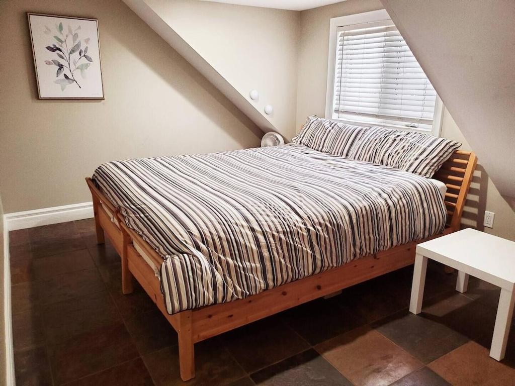 Executive-BBQ-Full-Kitchen-Washer-Dryer-Sauna-Backyard-Parking-Air-Conditioning