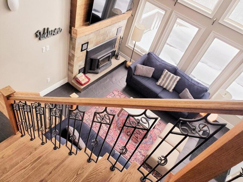 Executive-BBQ-Full-Kitchen-Washer-Dryer-Sauna-Backyard-Parking-Air-Conditioning
