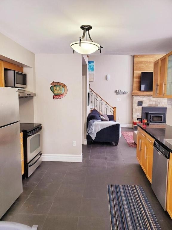 Executive-BBQ-Full-Kitchen-Washer-Dryer-Sauna-Backyard-Parking-Air-Conditioning