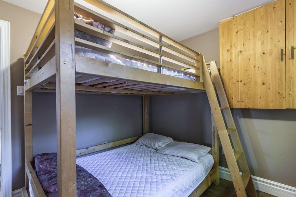 Executive-BBQ-Full-Kitchen-Washer-Dryer-Sauna-Backyard-Parking-Air-Conditioning
