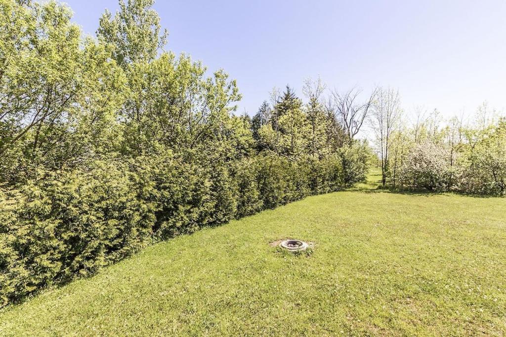 Executive-BBQ-Full-Kitchen-Washer-Dryer-Sauna-Backyard-Parking-Air-Conditioning