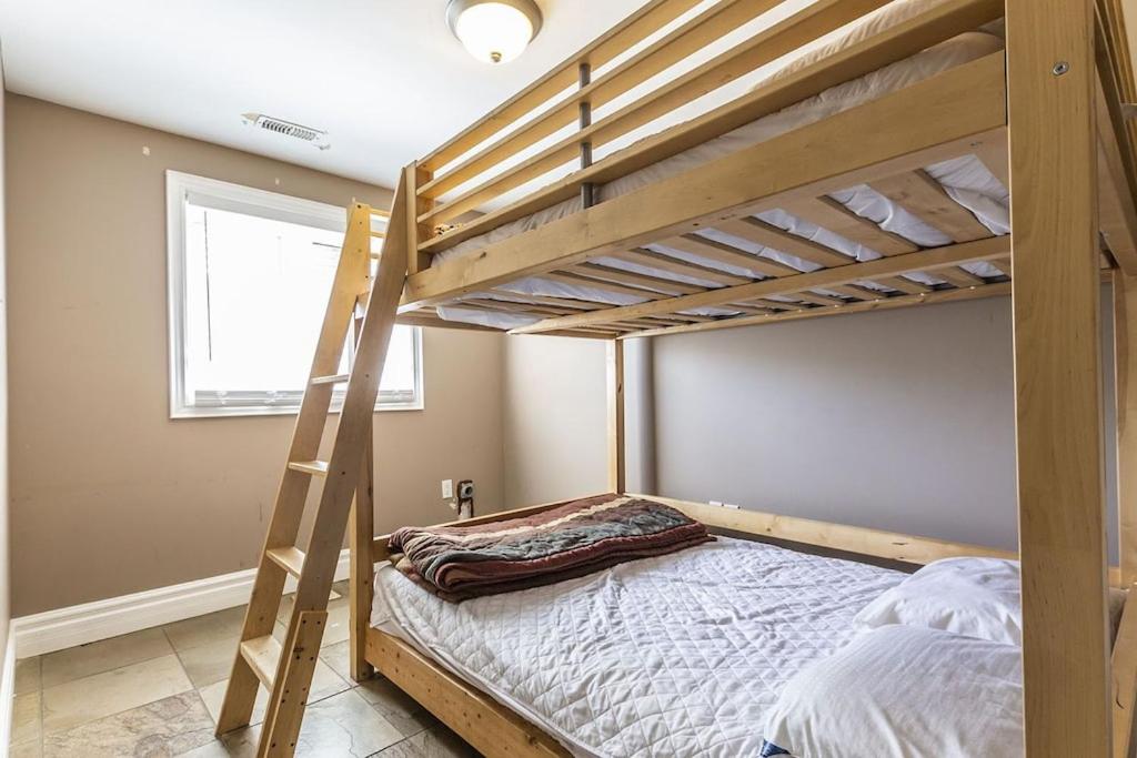 Executive-BBQ-Full-Kitchen-Washer-Dryer-Sauna-Backyard-Parking-Air-Conditioning
