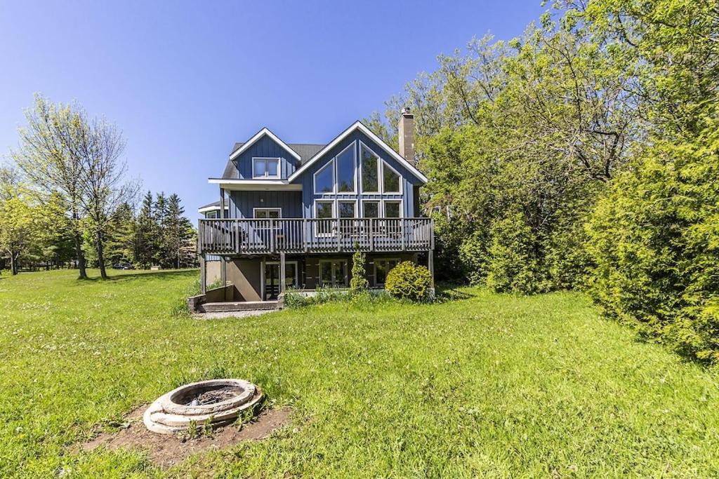 Executive-BBQ-Full-Kitchen-Washer-Dryer-Sauna-Backyard-Parking-Air-Conditioning