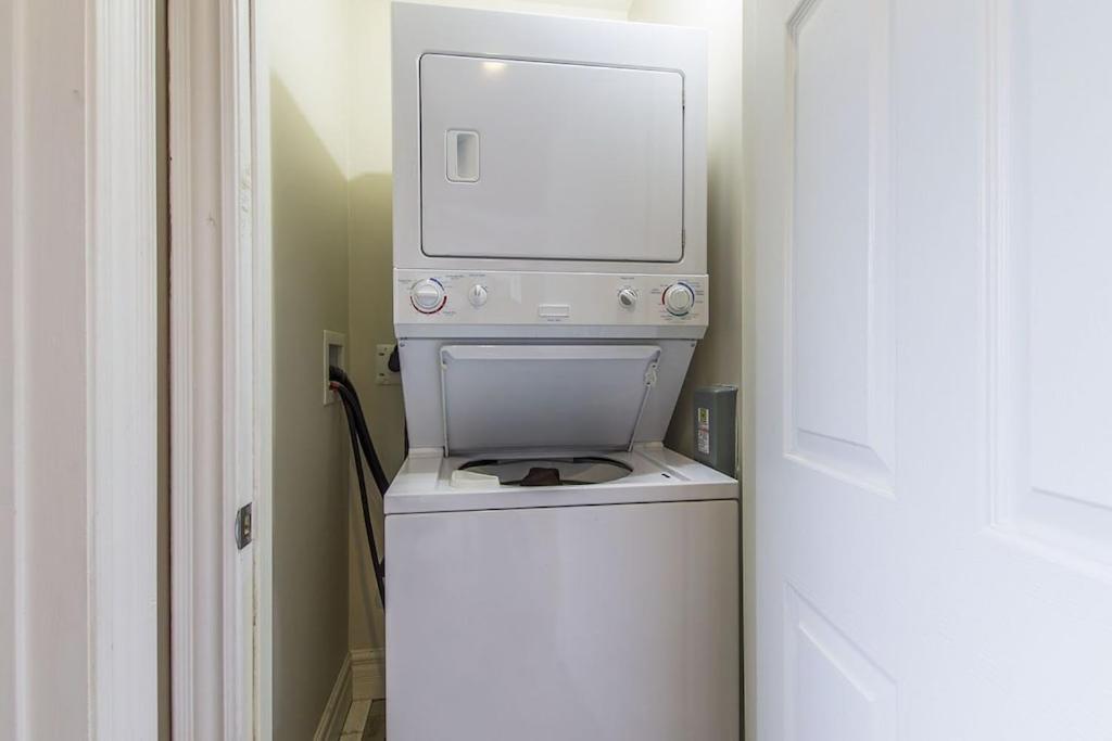 Executive-BBQ-Full-Kitchen-Washer-Dryer-Sauna-Backyard-Parking-Air-Conditioning