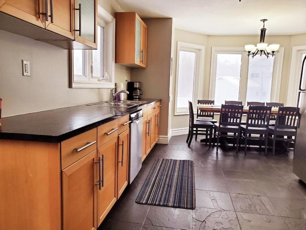 Executive-BBQ-Full-Kitchen-Washer-Dryer-Sauna-Backyard-Parking-Air-Conditioning