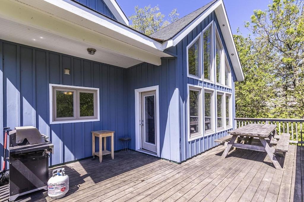Executive-BBQ-Full-Kitchen-Washer-Dryer-Sauna-Backyard-Parking-Air-Conditioning