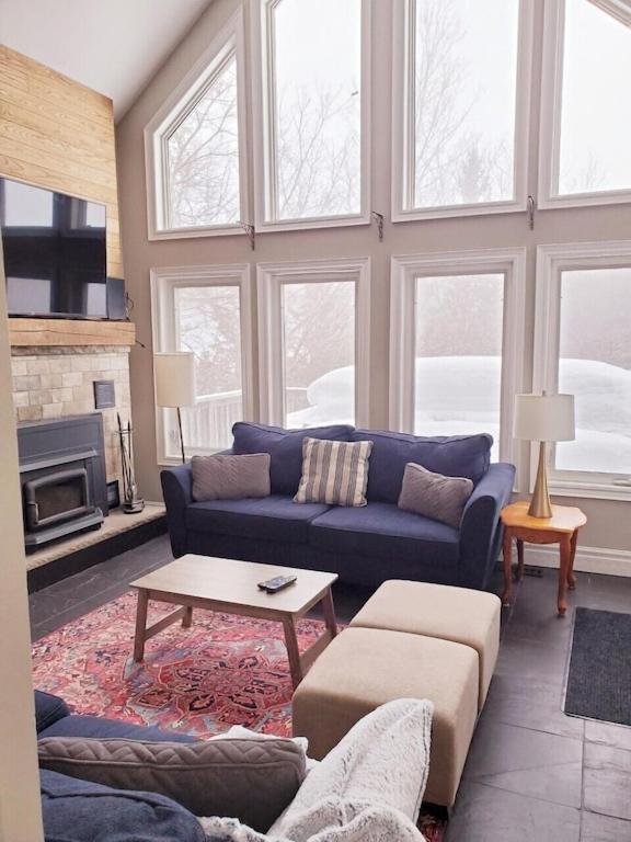 Executive-BBQ-Full-Kitchen-Washer-Dryer-Sauna-Backyard-Parking-Air-Conditioning