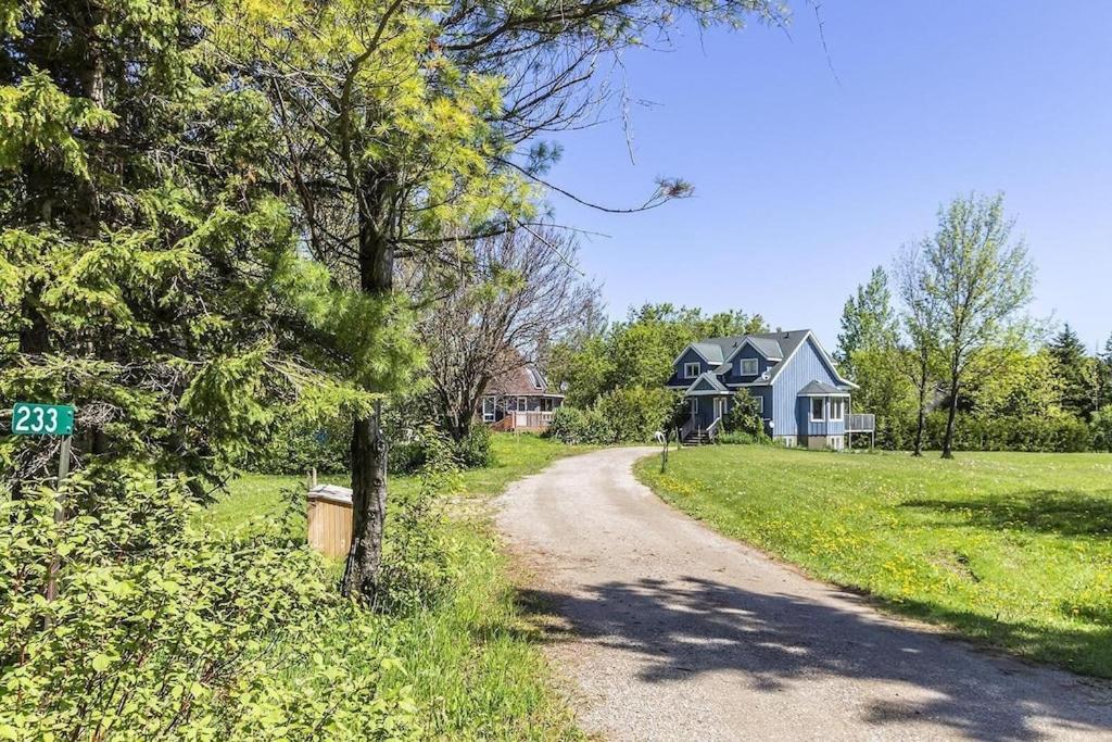 Executive-BBQ-Full-Kitchen-Washer-Dryer-Sauna-Backyard-Parking-Air-Conditioning