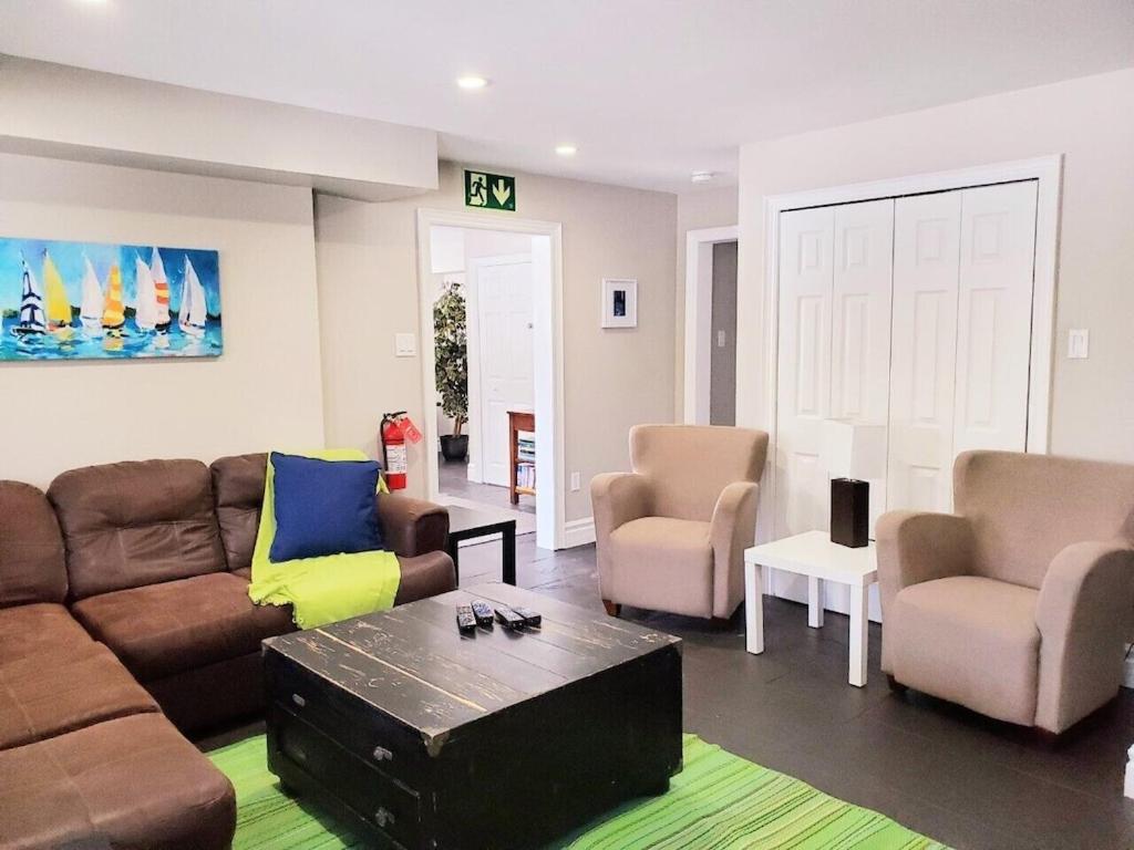 Executive-BBQ-Full-Kitchen-Washer-Dryer-Sauna-Backyard-Parking-Air-Conditioning
