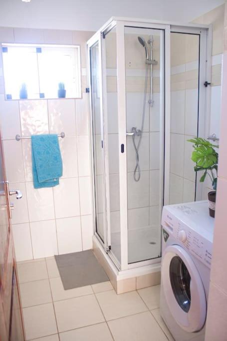 Cosy & Relax Yellow House 5mn walk from the beach!