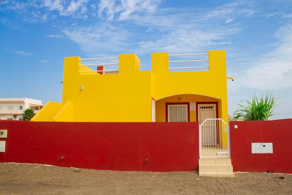 Cosy & Relax Yellow House 5mn walk from the beach!