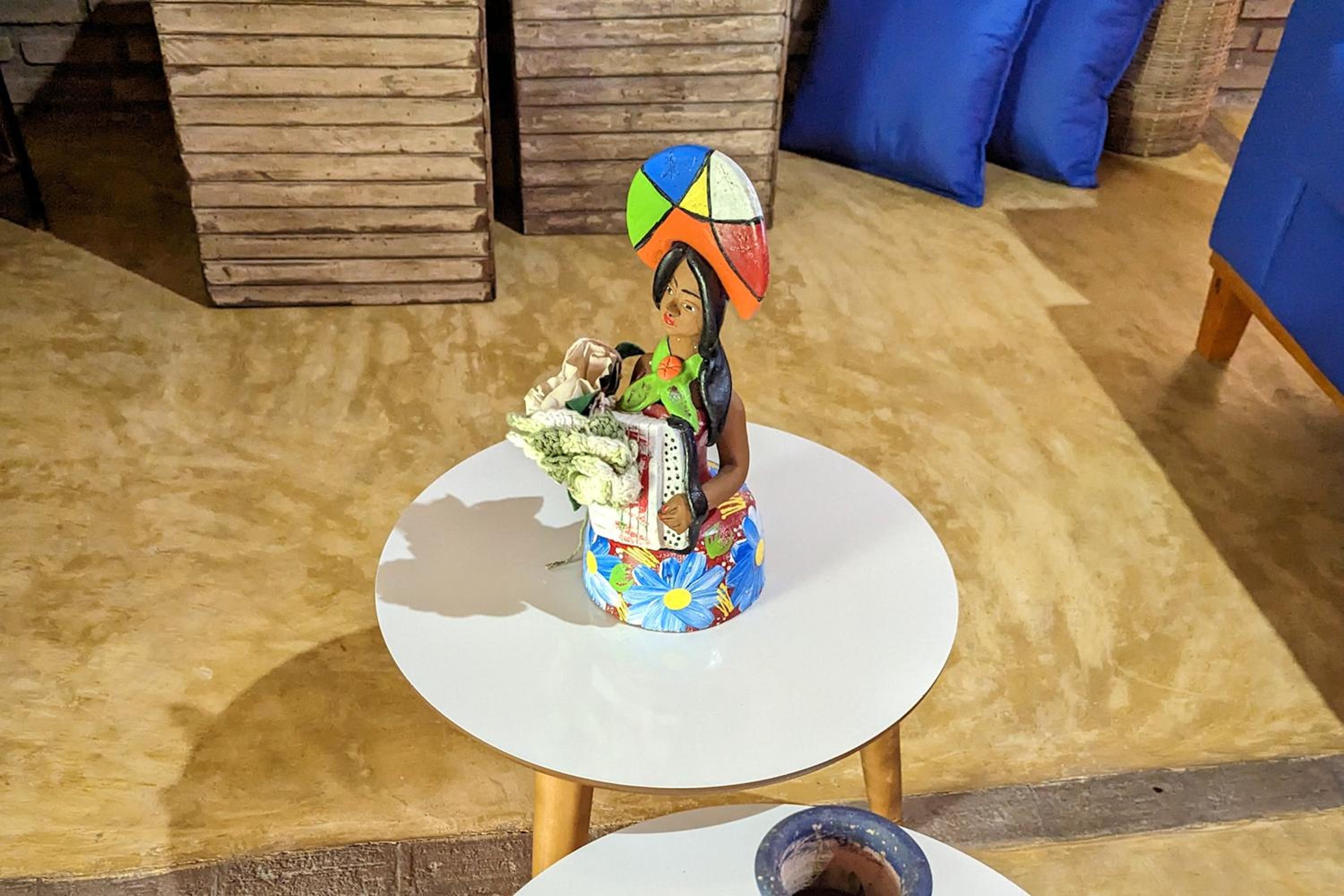 Vilacentro - colorida e ao lado dos restaurantes