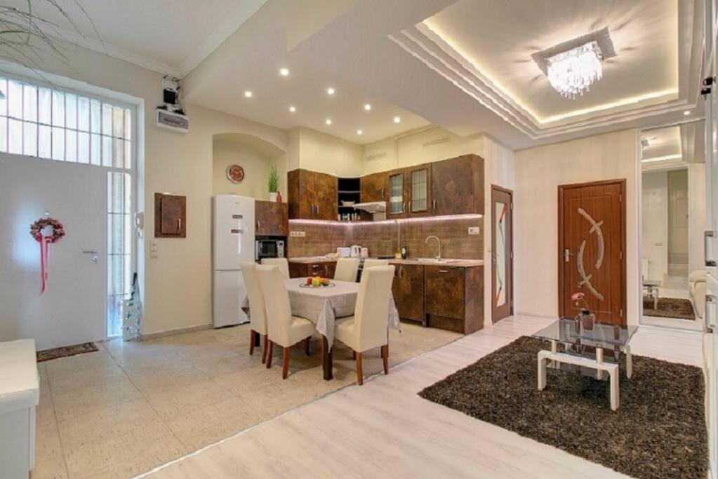 Super Central Apartment view 5