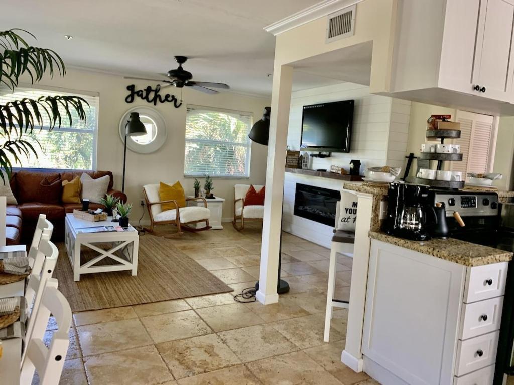 NORTH CAPTIVA ISLAND Steps to Private Gulf Beaches Pools Hot Tub Golf Cart