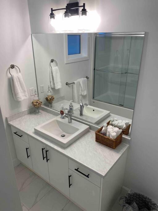 Adorable 1 Bedroom Suite- a skip to Galloping Goose