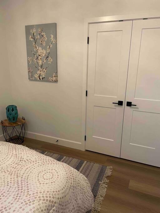 Adorable 1 Bedroom Suite- a skip to Galloping Goose