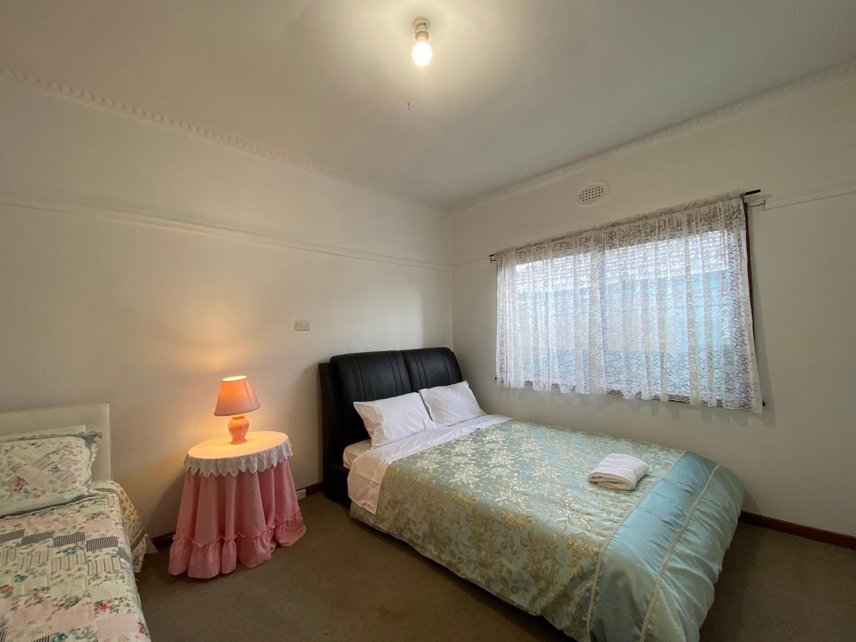 6 Beds-Whole House with 4 bedrooms -Stawell - share accommodation - 3 rooms for 5 gusts are available