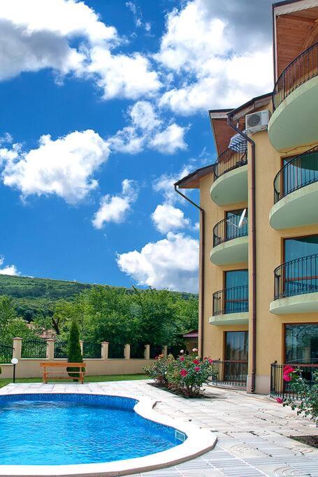 DeLuxe 2 Bedroom Apartment with Pool View MamaAfrica