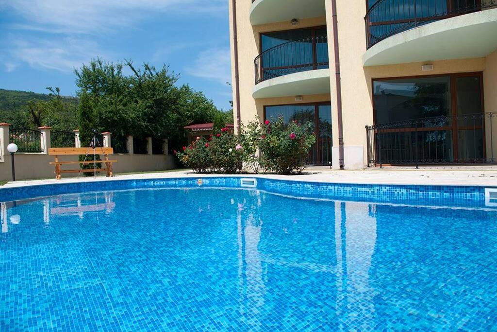 DeLuxe 2 Bedroom Apartment with Pool View MamaAfrica