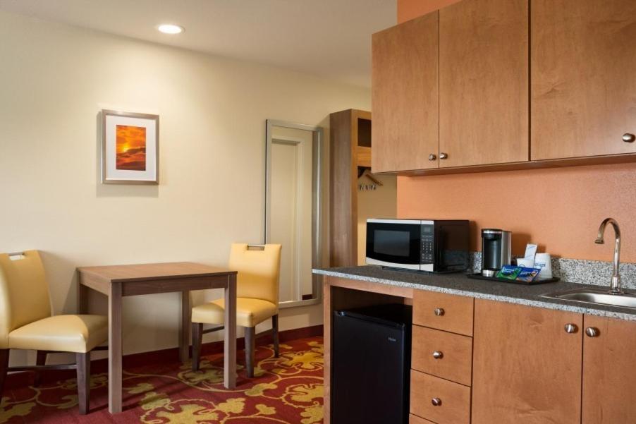 Days Inn & Suites by Wyndham Belmont