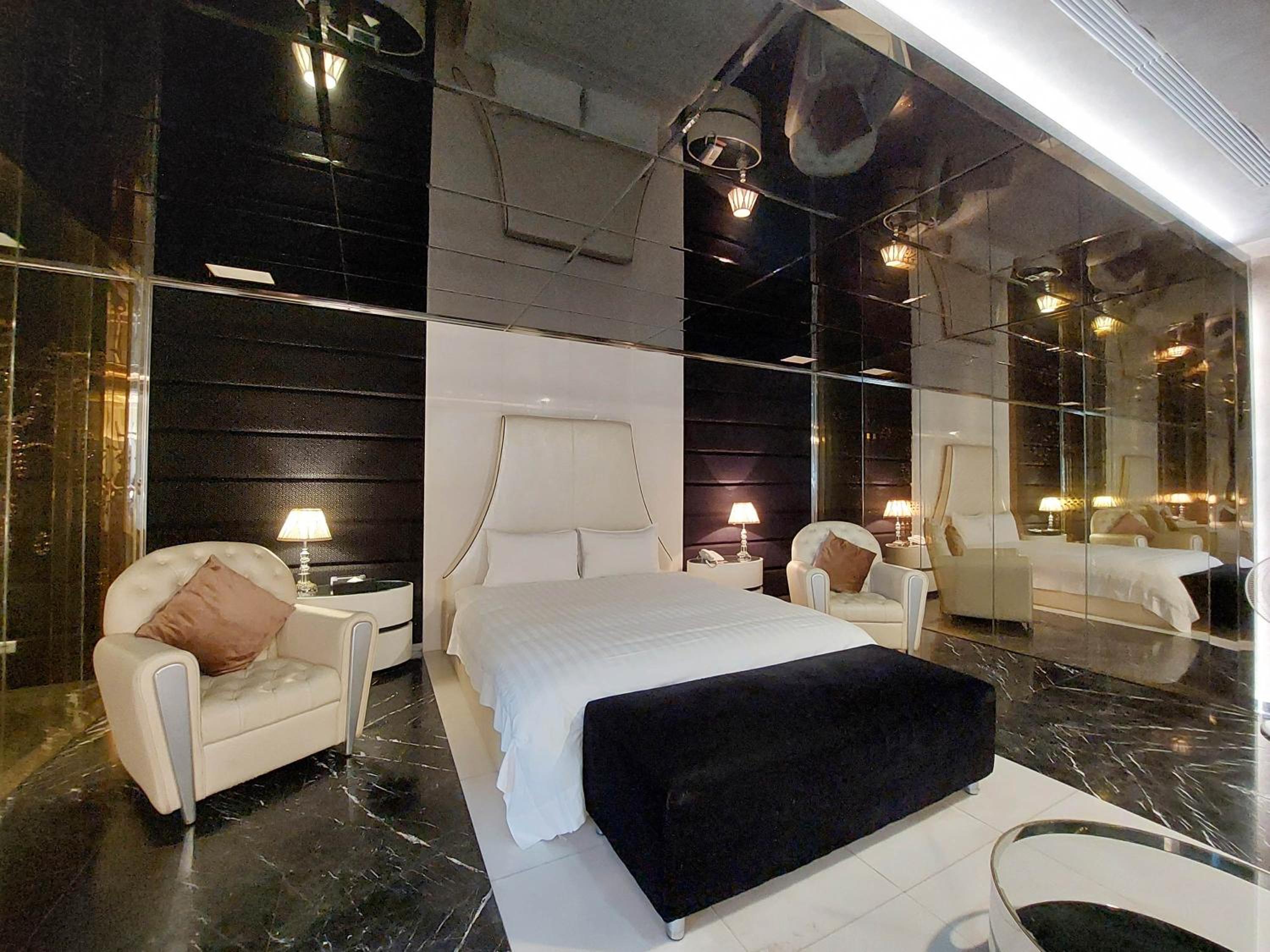 Elysees Motel view 5